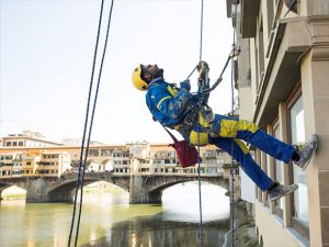 Edilizia acrobatica (photo credit ediliziacrobatica.com)